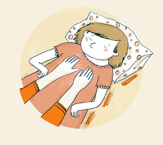Ein Mädchen mit erworbener Hirnschädigung liegt auf dem Bett. Ihre Augen sind geschlossen. Das Mädchen wird liebevoll von zwei Händen am Oberkörper berührt.