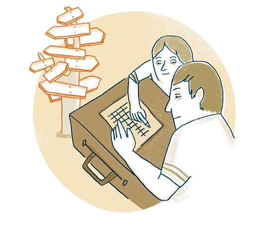 Eltern sitzen nachdenklich zusammen und stützen sich auf einen Koffer. Sie schauen gemeinsam auf eine darauf liegende Liste. Im Hintergrund steht ein Wegweiser, dessen Pfeile in viele verschiedene Richtungen zeigen.