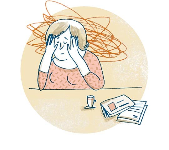 Eine Mutter sitzt am Tisch und hat den Kopf in die Hände gestützt. Sie scheint erschöpft zu sein oder sich Sorgen zu machen. Vor ihr auf dem Tisch sind eine Tasse und verschiedene Briefe.